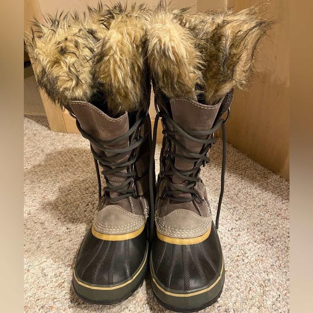 Sorel Black and Tan Fur-Trimmed Winter Boots